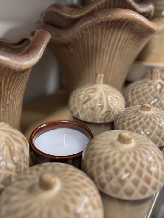 mała świeca w porcelanowym pojemniku w kształcie żołędzia